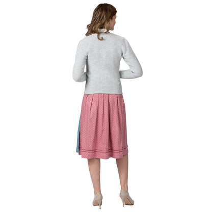 Rauchblau-graue Trachten-Strickjacke mit tailliertem Schnitt und handgefassten Kanten in traditioneller Links-Strickoptik, kombiniert zu Trachtenmode wie Dirndl, Lederhose und Jeans.