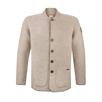 Strickjacke in hellem Sandton mit Stehkragen, aufgesetzten Taschen und rustikalen Hornknöpfen, im Sakko-Stil geschnitten, getragen als moderner Trachtenlook.
