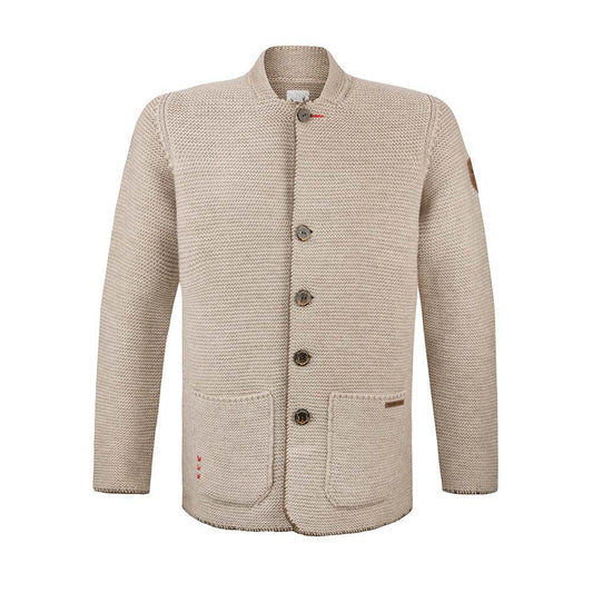 Strickjacke in hellem Sandton mit Stehkragen, aufgesetzten Taschen und rustikalen Hornknöpfen, im Sakko-Stil geschnitten, getragen als moderner Trachtenlook.