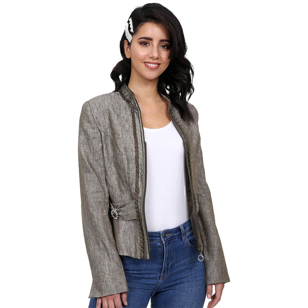Trachtenjacke in olivgrün mit klassischem Schnitt, dezenter Knopfleiste und eleganten Details, die sowohl zu Dirndl als auch zu casual Outfits einen stilvollen Akzent setzen.