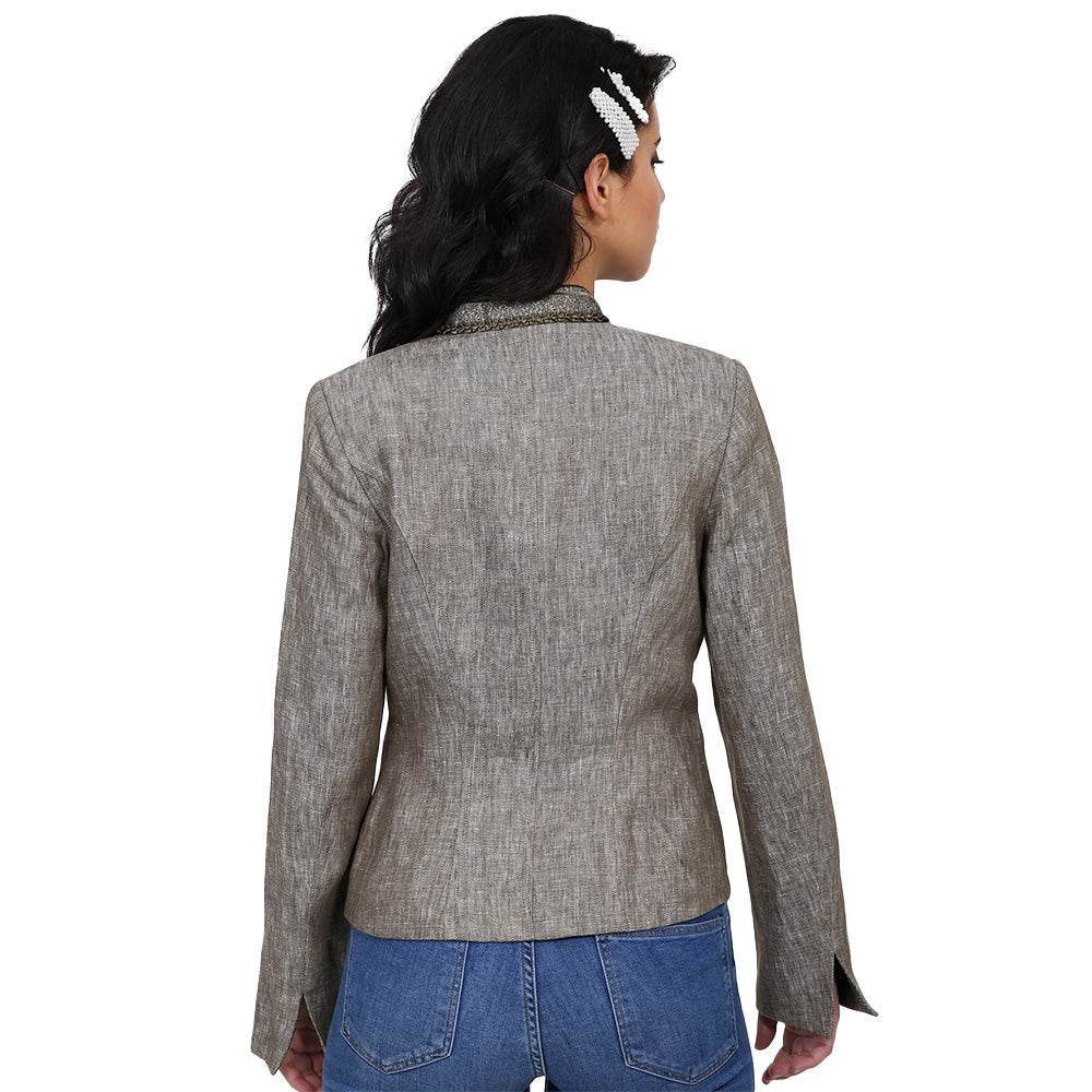 Trachtenjacke in olivgrün mit klassischem Schnitt, dezenter Knopfleiste und eleganten Details, die sowohl zu Dirndl als auch zu casual Outfits einen stilvollen Akzent setzen.