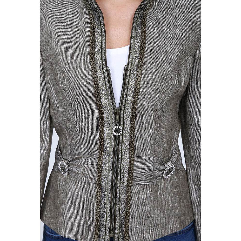 Trachtenjacke in olivgrün mit klassischem Schnitt, dezenter Knopfleiste und eleganten Details, die sowohl zu Dirndl als auch zu casual Outfits einen stilvollen Akzent setzen.