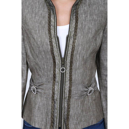 Trachtenjacke in olivgrün mit klassischem Schnitt, dezenter Knopfleiste und eleganten Details, die sowohl zu Dirndl als auch zu casual Outfits einen stilvollen Akzent setzen.