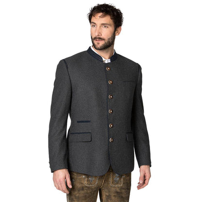 Trachtenjacke aus meliertem Stoff in dunkelgrau-blau mit geradem Schnitt, besticktem Stehkragen, Pattentaschen und Hornknöpfen, hinten mit Kellerfalte und Knopfriegel, im traditionellen, lässigen Stil.