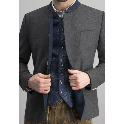 Trachtenjacke aus meliertem Stoff in dunkelgrau-blau mit geradem Schnitt, besticktem Stehkragen, Pattentaschen und Hornknöpfen, hinten mit Kellerfalte und Knopfriegel, im traditionellen, lässigen Stil.