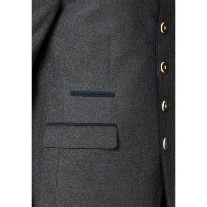 Trachtenjacke aus meliertem Stoff in dunkelgrau-blau mit geradem Schnitt, besticktem Stehkragen, Pattentaschen und Hornknöpfen, hinten mit Kellerfalte und Knopfriegel, im traditionellen, lässigen Stil.