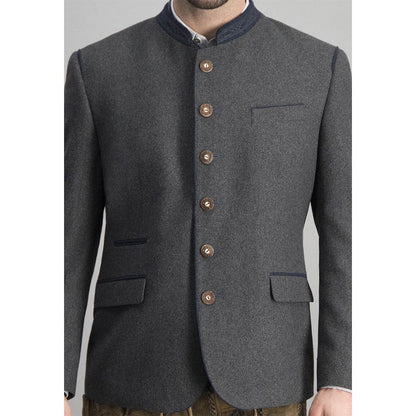 Trachtenjacke aus meliertem Stoff in dunkelgrau-blau mit geradem Schnitt, besticktem Stehkragen, Pattentaschen und Hornknöpfen, hinten mit Kellerfalte und Knopfriegel, im traditionellen, lässigen Stil.