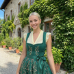 Trachtenoutfit aus Dirndbluse in zartem gelb und grünem Dirndl mit floralem Muster